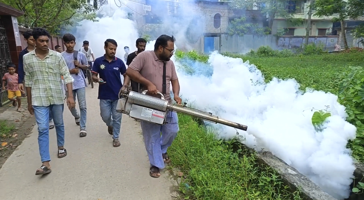 বাগেরহাটে ডেঙ্গু প্রতিরোধে ছাত্রদলের পরিচ্ছন্নতা ও মশকনিধন অভিযান